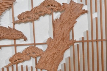 和製ヴィンテージ　職人手作り　脚(縞黒檀)　枠(欅材)　彫刻意匠と格子の美しい衝立　(R-085855)