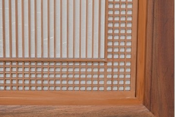 和製ヴィンテージ　職人手作り　脚(縞黒檀)　枠(欅材)　彫刻意匠と格子の美しい衝立　(R-085855)