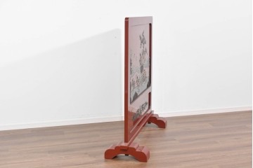 アジアンヴィンテージ　高級工芸品　漆塗り　人物と花鳥装飾が味わい深い朱塗りの衝立　(R-085856)