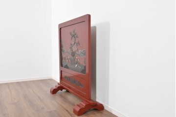 アジアンヴィンテージ　高級工芸品　漆塗り　人物と花鳥装飾が味わい深い朱塗りの衝立　(R-085856)