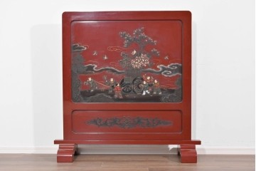 アジアンヴィンテージ　高級工芸品　漆塗り　人物と花鳥装飾が味わい深い朱塗りの衝立　(R-085856)