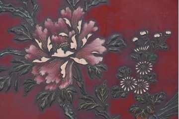 アジアンヴィンテージ　高級工芸品　漆塗り　人物と花鳥装飾が味わい深い朱塗りの衝立　(R-085856)