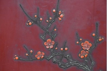 アジアンヴィンテージ　高級工芸品　漆塗り　人物と花鳥装飾が味わい深い朱塗りの衝立　(R-085856)