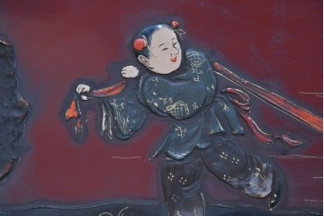 アジアンヴィンテージ　高級工芸品　漆塗り　人物と花鳥装飾が味わい深い朱塗りの衝立　(R-085856)