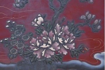 アジアンヴィンテージ　高級工芸品　漆塗り　人物と花鳥装飾が味わい深い朱塗りの衝立　(R-085856)