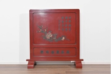 アジアンヴィンテージ　高級工芸品　漆塗り　人物と花鳥装飾が味わい深い朱塗りの衝立　(R-085856)