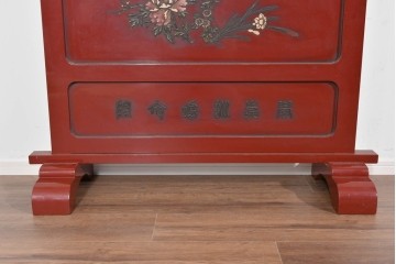 アジアンヴィンテージ　高級工芸品　漆塗り　人物と花鳥装飾が味わい深い朱塗りの衝立　(R-085856)