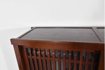 中古　ニレ材　整然と並んだ格子が目を引く水屋箪笥食器棚　(R-085859)