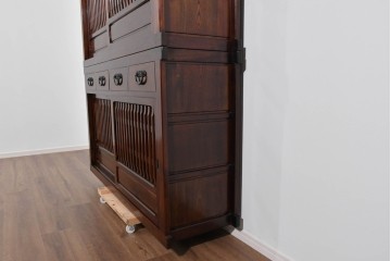 中古　ニレ材　整然と並んだ格子が目を引く水屋箪笥食器棚　(R-085859)