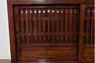 中古　ニレ材　整然と並んだ格子が目を引く水屋箪笥食器棚　(R-085859)