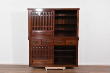 中古　ニレ材　整然と並んだ格子が目を引く水屋箪笥食器棚　(R-085859)