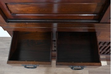 中古　ニレ材　整然と並んだ格子が目を引く水屋箪笥食器棚　(R-085859)