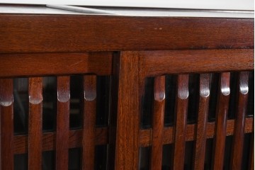 中古　ニレ材　整然と並んだ格子が目を引く水屋箪笥食器棚　(R-085859)