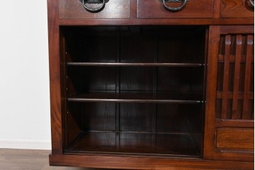 中古　ニレ材　整然と並んだ格子が目を引く水屋箪笥食器棚　(R-085859)