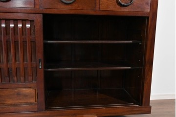 中古　ニレ材　整然と並んだ格子が目を引く水屋箪笥食器棚　(R-085859)