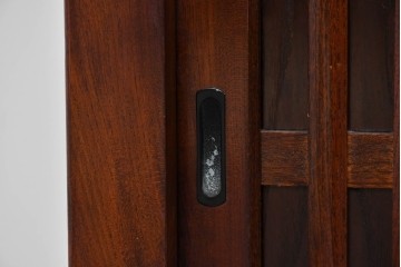 中古　ニレ材　整然と並んだ格子が目を引く水屋箪笥食器棚　(R-085859)