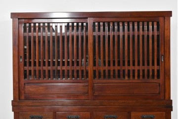 中古　ニレ材　整然と並んだ格子が目を引く水屋箪笥食器棚　(R-085859)