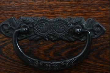 中古　ニレ材　整然と並んだ格子が目を引く水屋箪笥食器棚　(R-085859)