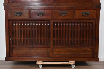 中古　ニレ材　整然と並んだ格子が目を引く水屋箪笥食器棚　(R-085859)