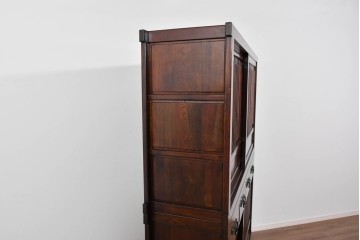 中古　ニレ材　整然と並んだ格子が目を引く水屋箪笥食器棚　(R-085859)