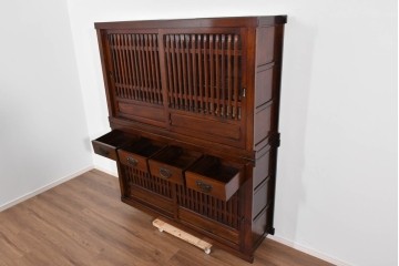 中古　ニレ材　整然と並んだ格子が目を引く水屋箪笥食器棚　(R-085859)