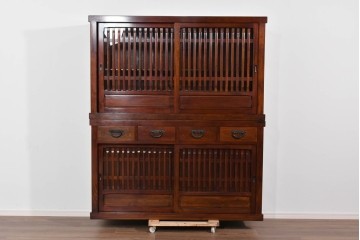 中古　ニレ材　整然と並んだ格子が目を引く水屋箪笥食器棚　(R-085859)