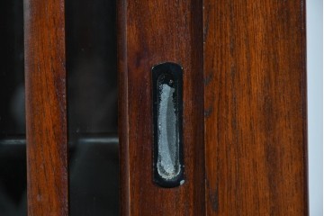 中古　ニレ材　整然と並んだ格子が目を引く水屋箪笥食器棚　(R-085859)