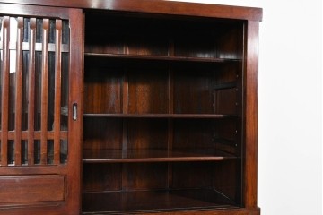 中古　ニレ材　整然と並んだ格子が目を引く水屋箪笥食器棚　(R-085859)