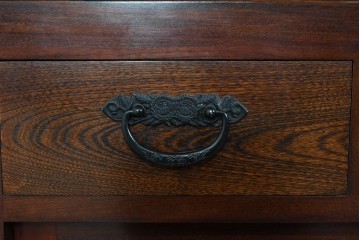 中古　ニレ材　整然と並んだ格子が目を引く水屋箪笥食器棚　(R-085859)