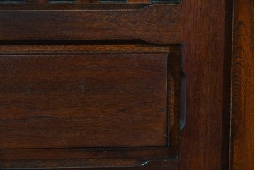 中古　ニレ材　整然と並んだ格子が目を引く水屋箪笥食器棚　(R-085859)