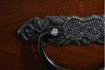 中古　ニレ材　整然と並んだ格子が目を引く水屋箪笥食器棚　(R-085859)