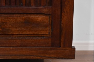 中古　ニレ材　整然と並んだ格子が目を引く水屋箪笥食器棚　(R-085859)