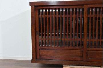 中古　ニレ材　整然とした縦格子が美しい水屋箪笥サイドボード　(R-085860)