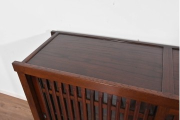 中古　ニレ材　整然とした縦格子が美しい水屋箪笥サイドボード　(R-085860)