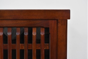 中古　ニレ材　整然とした縦格子が美しい水屋箪笥サイドボード　(R-085860)