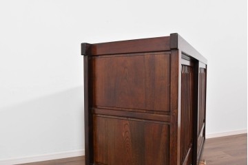 中古　ニレ材　整然とした縦格子が美しい水屋箪笥サイドボード　(R-085860)