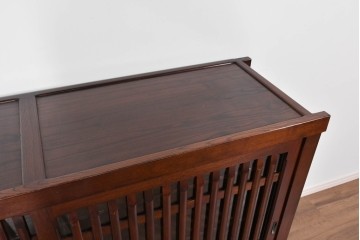 中古　ニレ材　整然とした縦格子が美しい水屋箪笥サイドボード　(R-085860)