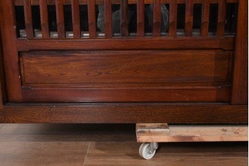 中古　ニレ材　整然とした縦格子が美しい水屋箪笥サイドボード　(R-085860)