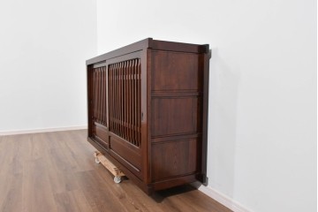 中古　ニレ材　整然とした縦格子が美しい水屋箪笥サイドボード　(R-085860)