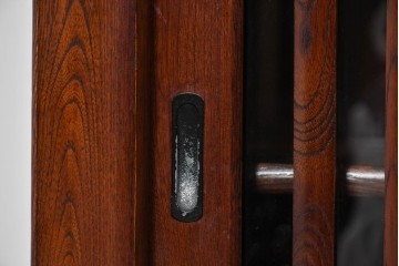 中古　ニレ材　整然とした縦格子が美しい水屋箪笥サイドボード　(R-085860)