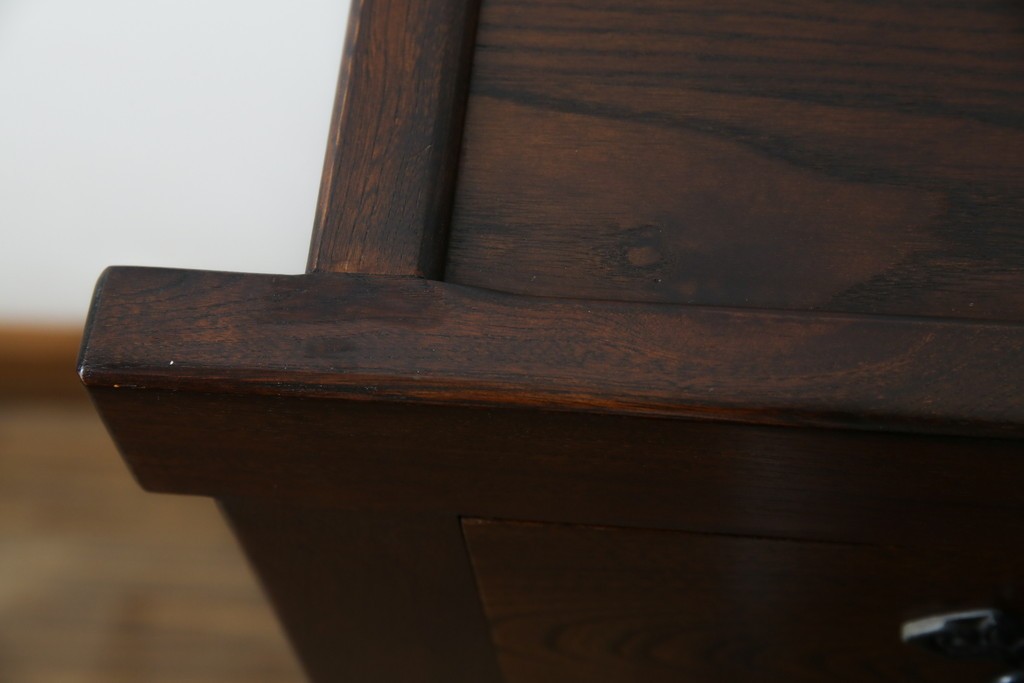 中古　ニレ材　格子意匠が特徴的な引き出し付き水屋箪笥サイドボード　(R-085861)