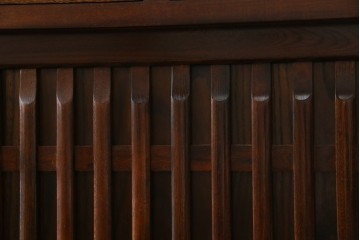 中古　ニレ材　格子意匠が特徴的な引き出し付き水屋箪笥サイドボード　(R-085861)