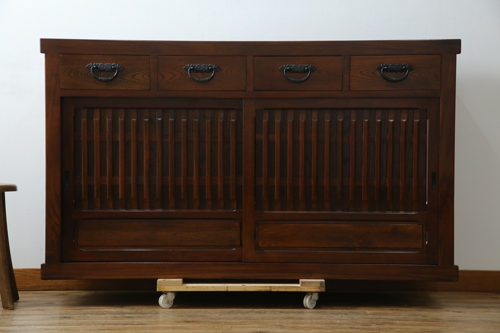 中古　ニレ材　格子意匠が特徴的な引き出し付き水屋箪笥サイドボード　(R-085861)