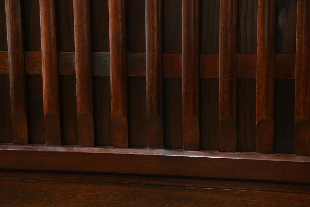 中古　ニレ材　格子意匠が特徴的な引き出し付き水屋箪笥サイドボード　(R-085861)