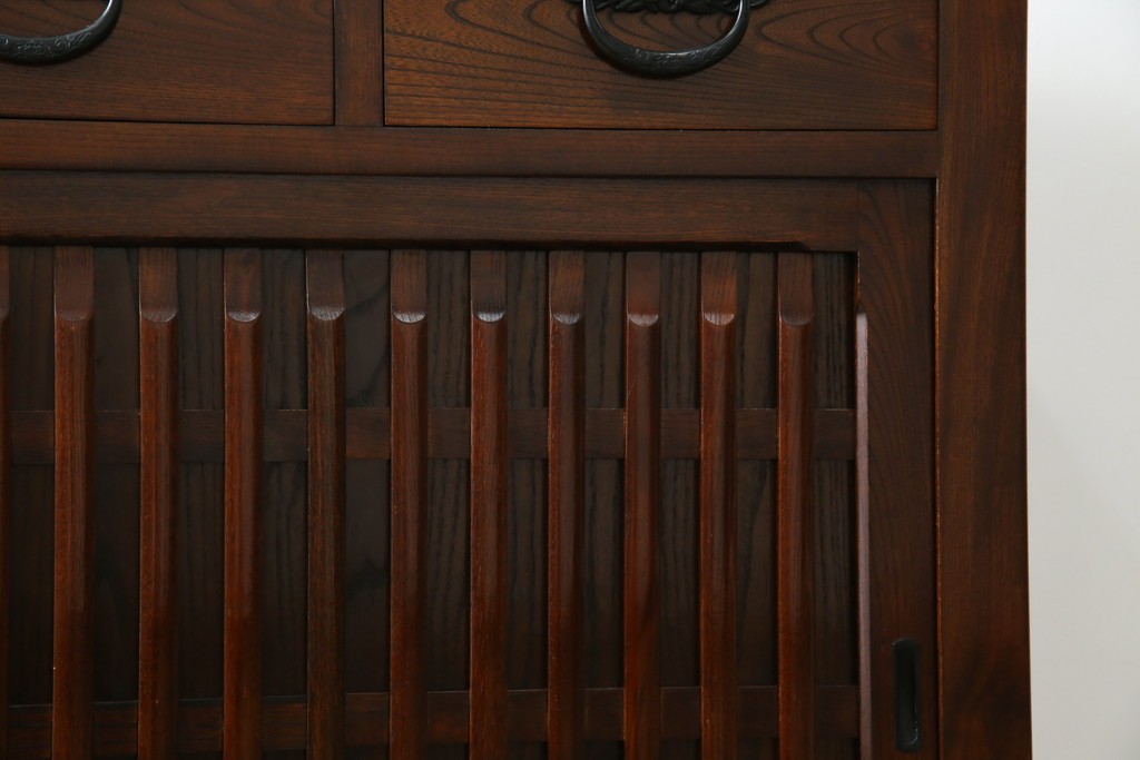 中古　ニレ材　格子意匠が特徴的な引き出し付き水屋箪笥サイドボード　(R-085861)