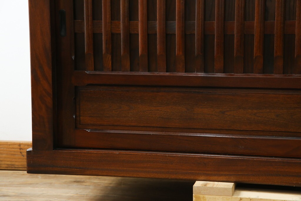 中古　ニレ材　格子意匠が特徴的な引き出し付き水屋箪笥サイドボード　(R-085861)