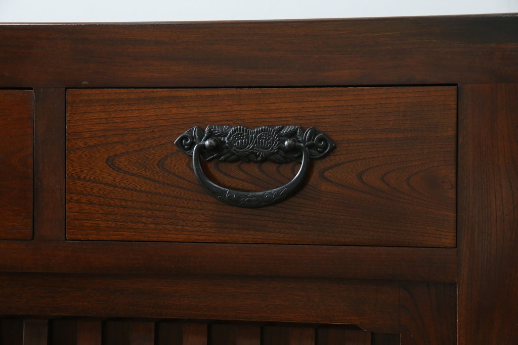 中古　ニレ材　格子意匠が特徴的な引き出し付き水屋箪笥サイドボード　(R-085861)