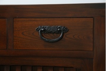 中古　ニレ材　格子意匠が特徴的な引き出し付き水屋箪笥サイドボード　(R-085861)