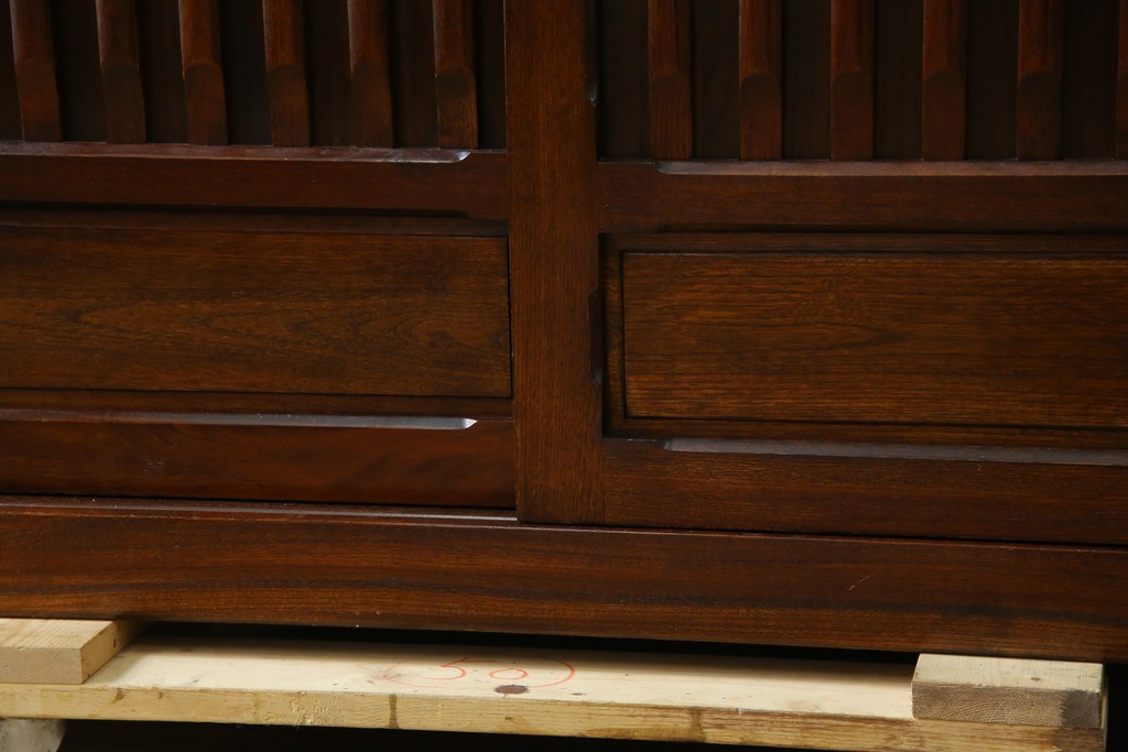 中古　ニレ材　格子意匠が特徴的な引き出し付き水屋箪笥サイドボード　(R-085861)