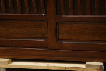 中古　ニレ材　格子意匠が特徴的な引き出し付き水屋箪笥サイドボード　(R-085861)